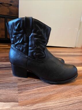 Torrid Black Faux Leather Western Style Ankle Cowboy Booties Boots size 9.5WW